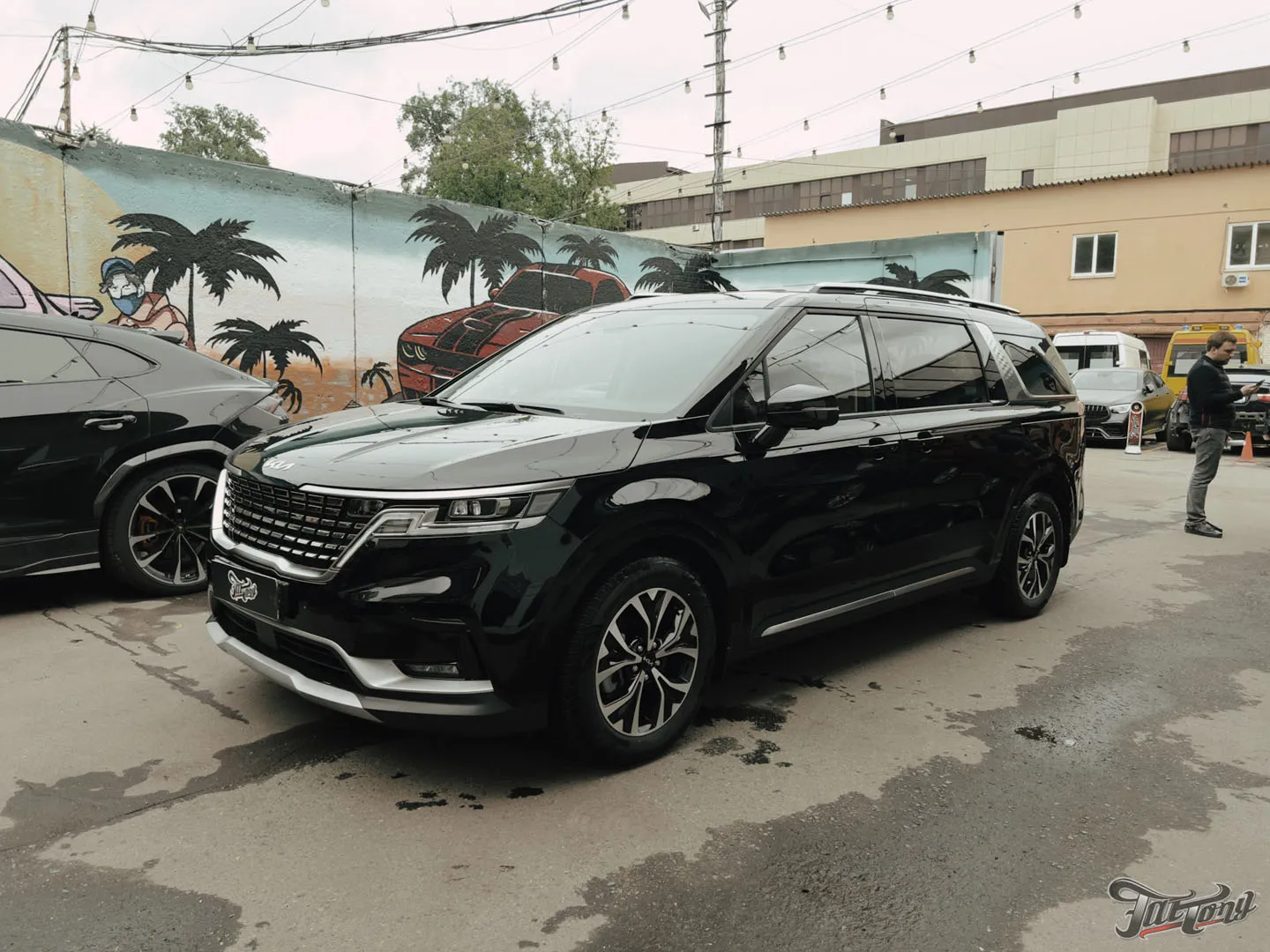 Большой проект для семейного автомобиля Kia Carnival, часть 2: оклейка матовым полиуретаном, цветные ремни, перетяжка руля, антихром, окрас суппортов, детейлинг